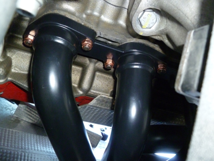 Manifold bolted to the head